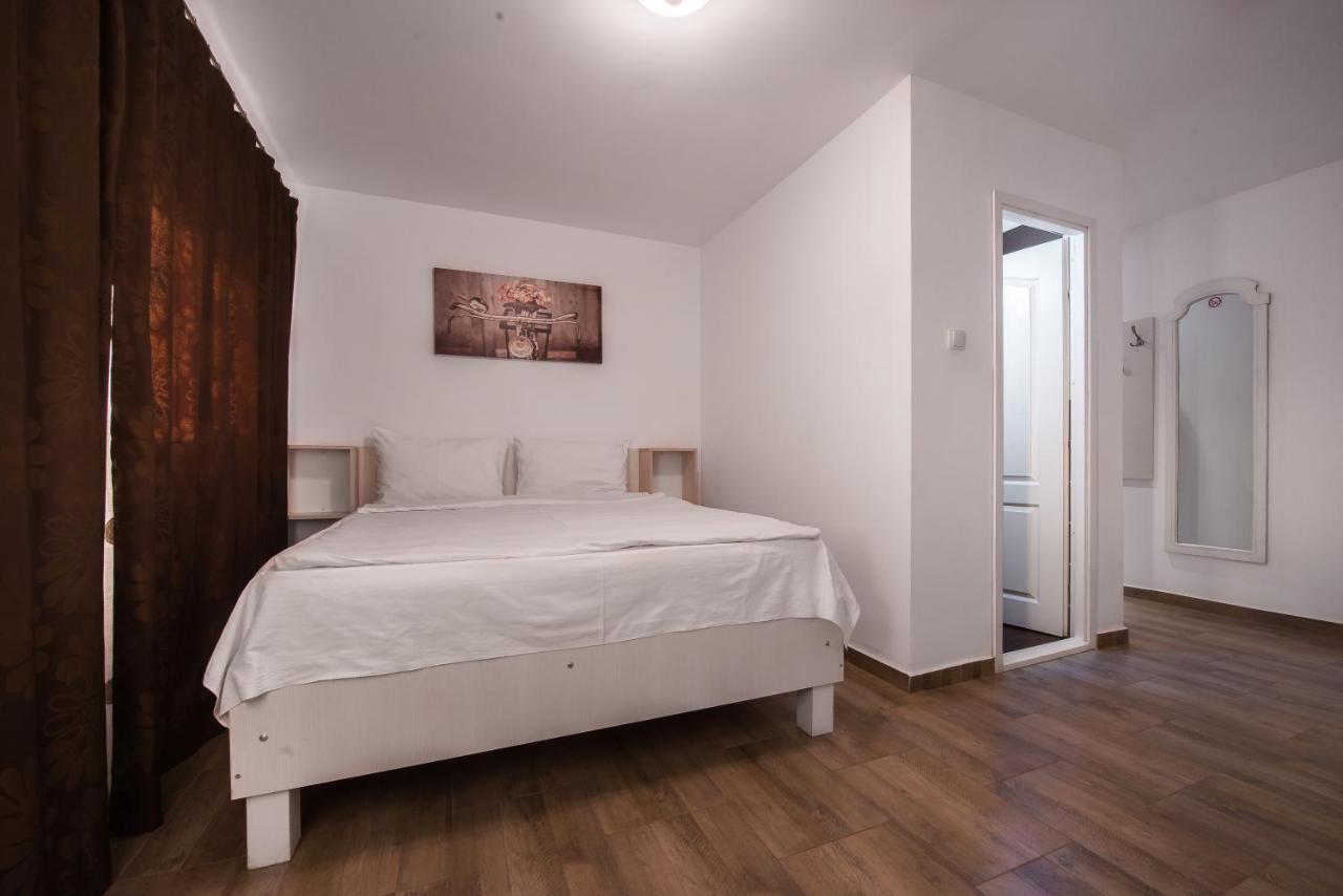Отель Casa 4 Odai Дуэзечи-ши-Трей Аугуст Экстерьер фото